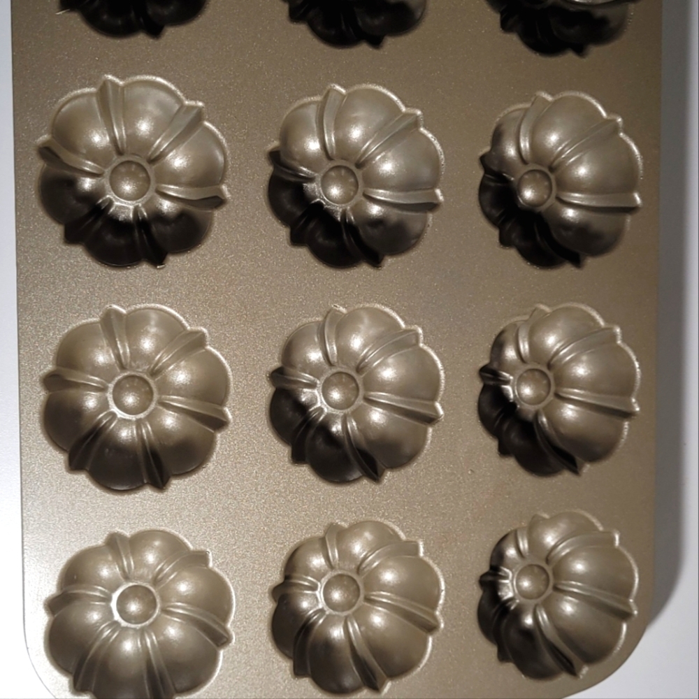 Nordic Ware Cast Aluminum Cakelet Pan